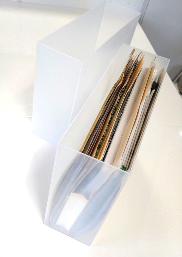 ファイルボックスと個別フォルダーで整理された書類