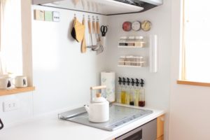キッチンの「見せる収納」の基本とおしゃれで使いやすくするコツを解説