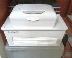 ゴミ袋収納はゴミ箱の近くに。ラクラクゴミ袋交換【スタッフ実例】