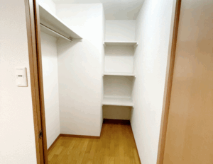 【ウォークインクローゼットの収納術】基本的な方法やアイデアなどを解説