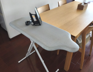 アイロン待ち衣類収納は出しっぱなしに【スタッフ実例】