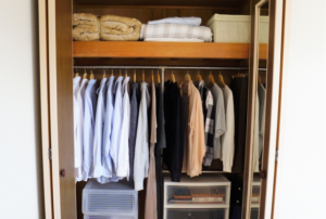 一人暮らしのクローゼット収納術!アイデア・コツや足りない場合の解決策を解説