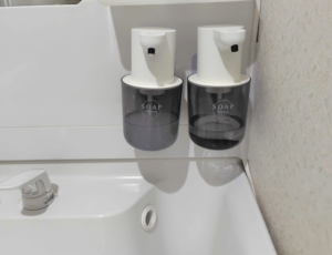 浮かせてぬめり防止！浮かせるソープディスペンサー【スタッフ実例】